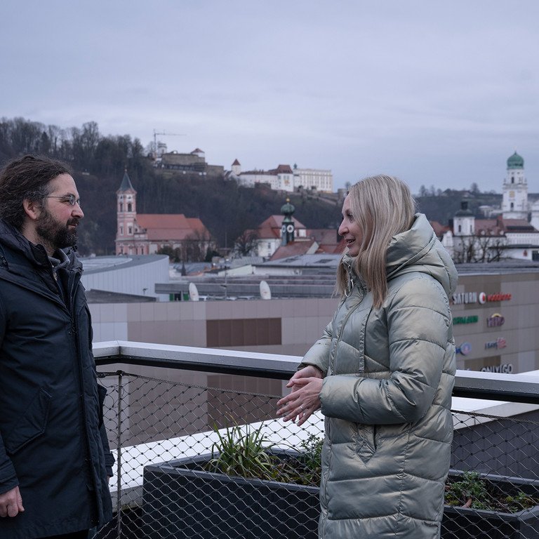 Prof. Dr. Florian T&ouml;pfl im Gespr&auml;ch mit der ukrainischen Gastforscherin Dr. Olena Melnykova-Kurhanova. Foto: Universit&auml;t Passau/Studio Weichselbaumer