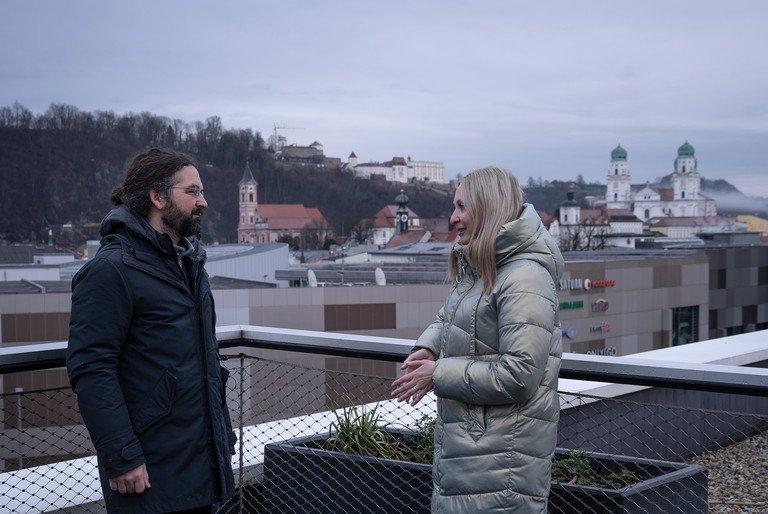 Prof. Dr. Florian T&ouml;pfl im Gespr&auml;ch mit der ukrainischen Gastforscherin Dr. Olena Melnykova-Kurhanova. Foto: Universit&auml;t Passau/Studio Weichselbaumer
