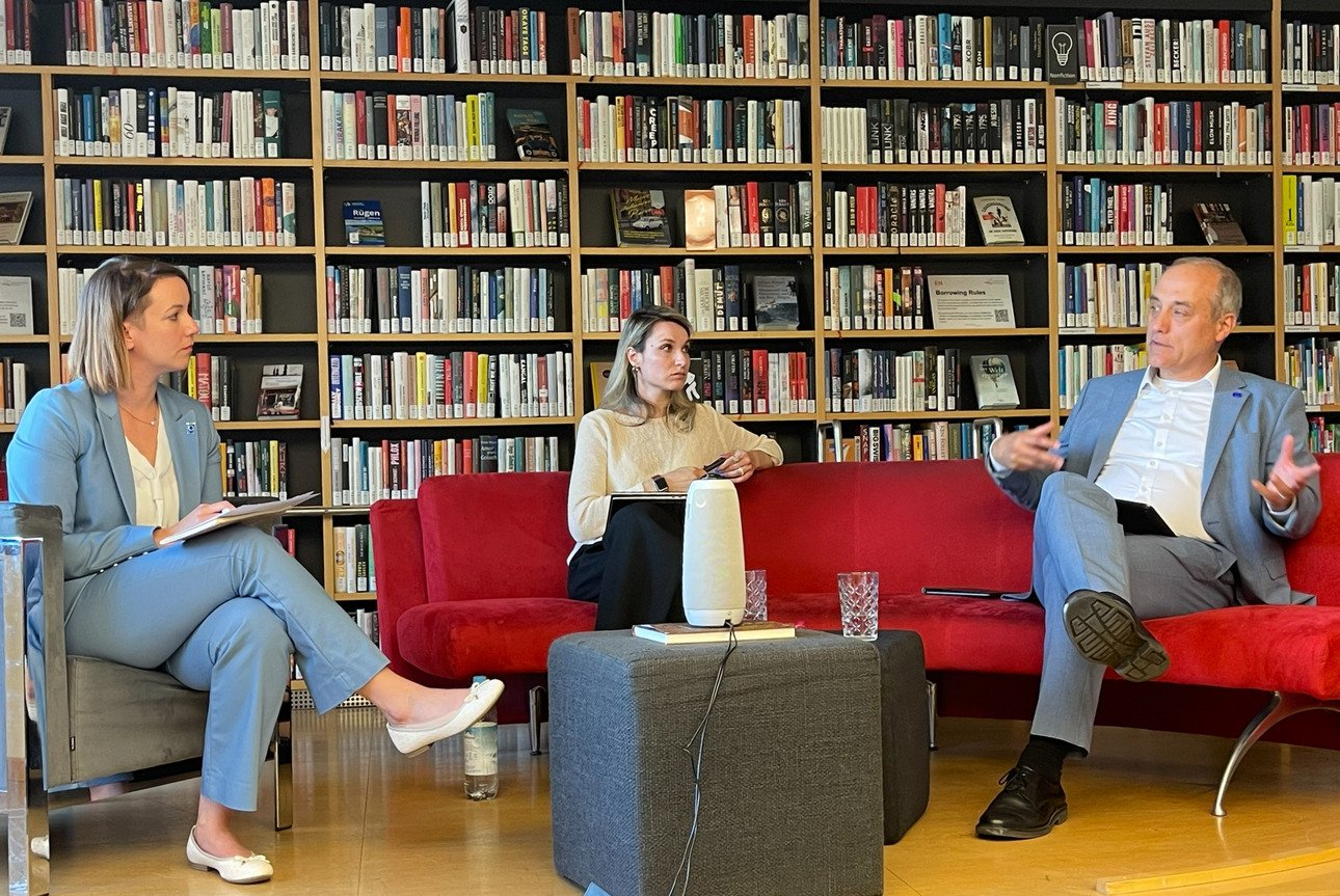 AI-PROP-Kamingespr&auml;ch zu &bdquo;KI, Propaganda, Resilienz: Europas Strategien gegen Russlands hybride Einflussnahme&ldquo; in der Library Lounge der Universit&auml;t Passau: Dr. Florence Ertel, Dr. Anna Ryzhova, Wolfgang B&uuml;cherl