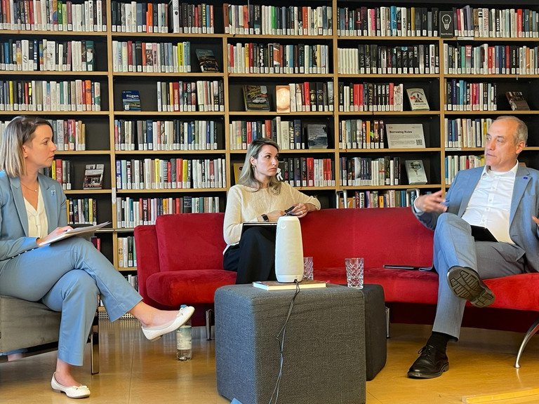 AI-PROP-Kamingespr&auml;ch zu &bdquo;KI, Propaganda, Resilienz: Europas Strategien gegen Russlands hybride Einflussnahme&ldquo; in der Library Lounge der Universit&auml;t Passau: Dr. Florence Ertel, Dr. Anna Ryzhova, Wolfgang B&uuml;cherl