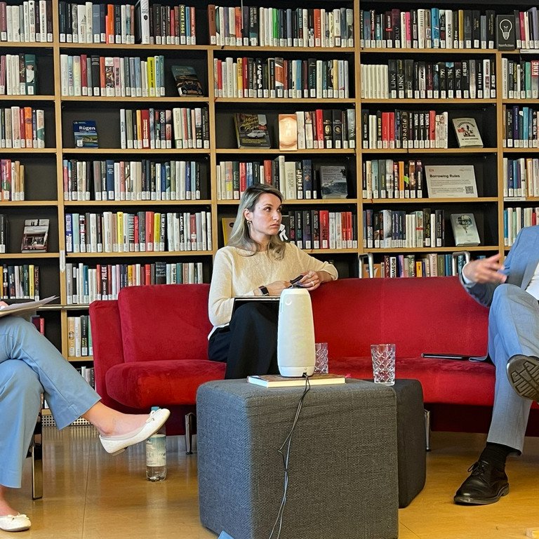 AI-PROP-Kamingespr&auml;ch zu &bdquo;KI, Propaganda, Resilienz: Europas Strategien gegen Russlands hybride Einflussnahme&ldquo; in der Library Lounge der Universit&auml;t Passau: Dr. Florence Ertel, Dr. Anna Ryzhova, Wolfgang B&uuml;cherl