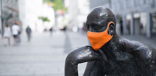 Denker-Statue mit Alltagsmaske in der Passauer Fußgängerzone; Foto: Studio Weichselbaumer