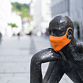 Denker-Statue mit Alltagsmaske in der Passauer Fußgängerzone; Foto: Studio Weichselbaumer