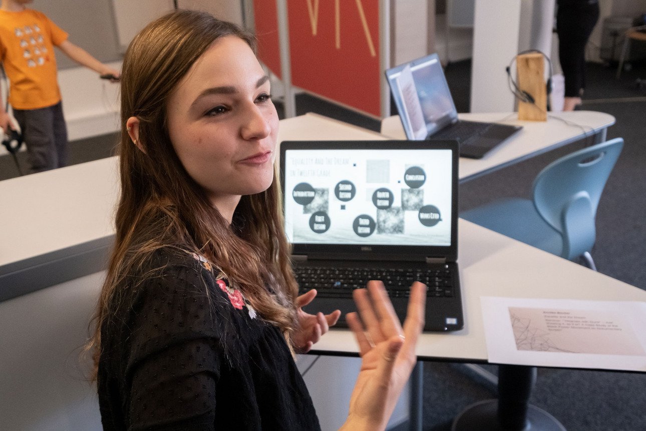 Die Studentin Annika Becker erkl&auml;rt ein Schaubild auf einem Laptop.