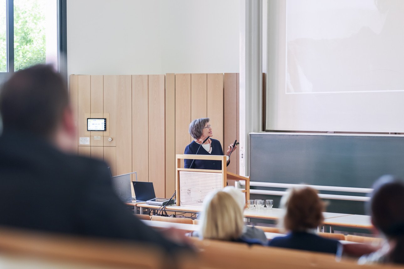 Jana Poljakov&aacute;, die Witwe des Mathematikers, zeigte Bilder aus dem Leben des Forschers.
