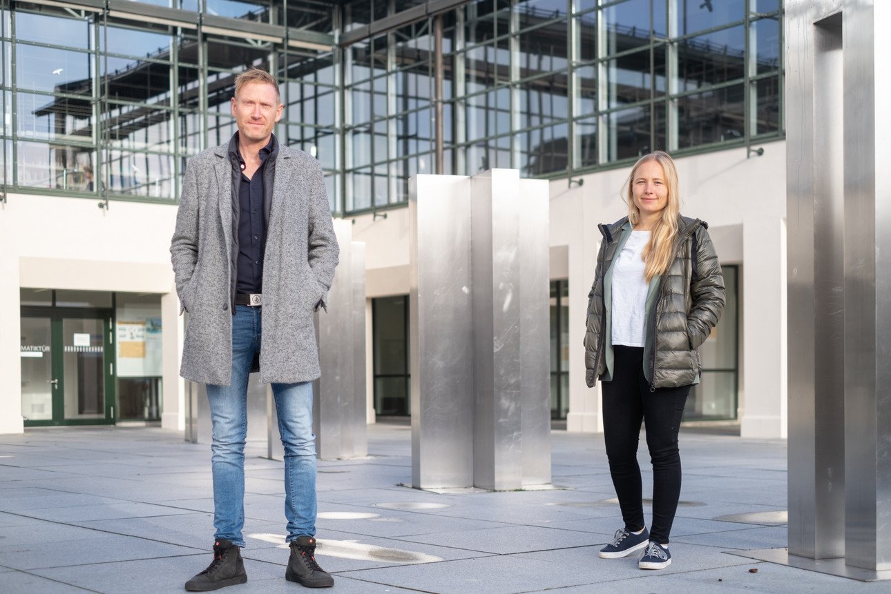 Prof. Dr. Michael Grimm und Nathalie Luck stehen auf dem Campus. 