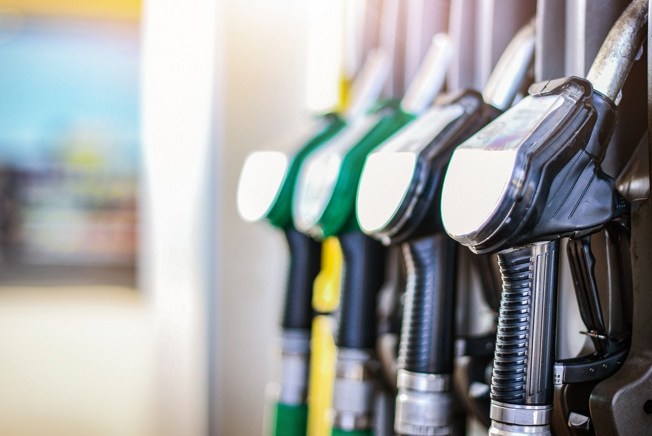 Nahaufnahme von Zapfs&auml;ulen an einer Tankstelle. Foto: Adobe Stock