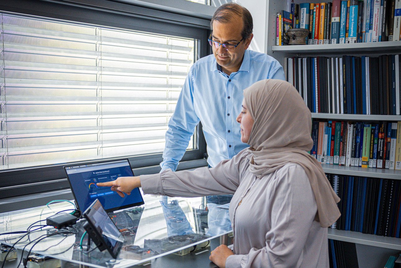 Yaman Qendah and Professor Stefan Katzenbeisser, holder of the Chair of Computer Engineering