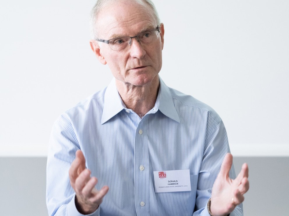 &bdquo;Wir m&uuml;ssen uns bem&uuml;hen, unsere Forschung zu &uuml;bersetzen. Wir d&uuml;rfen es aber nicht &uuml;bertreiben" - Professor Donald C. Hambrick bei der Podiumsdiskussion auf dem EIASM-Workshop an der Universit&auml;t Passau.
