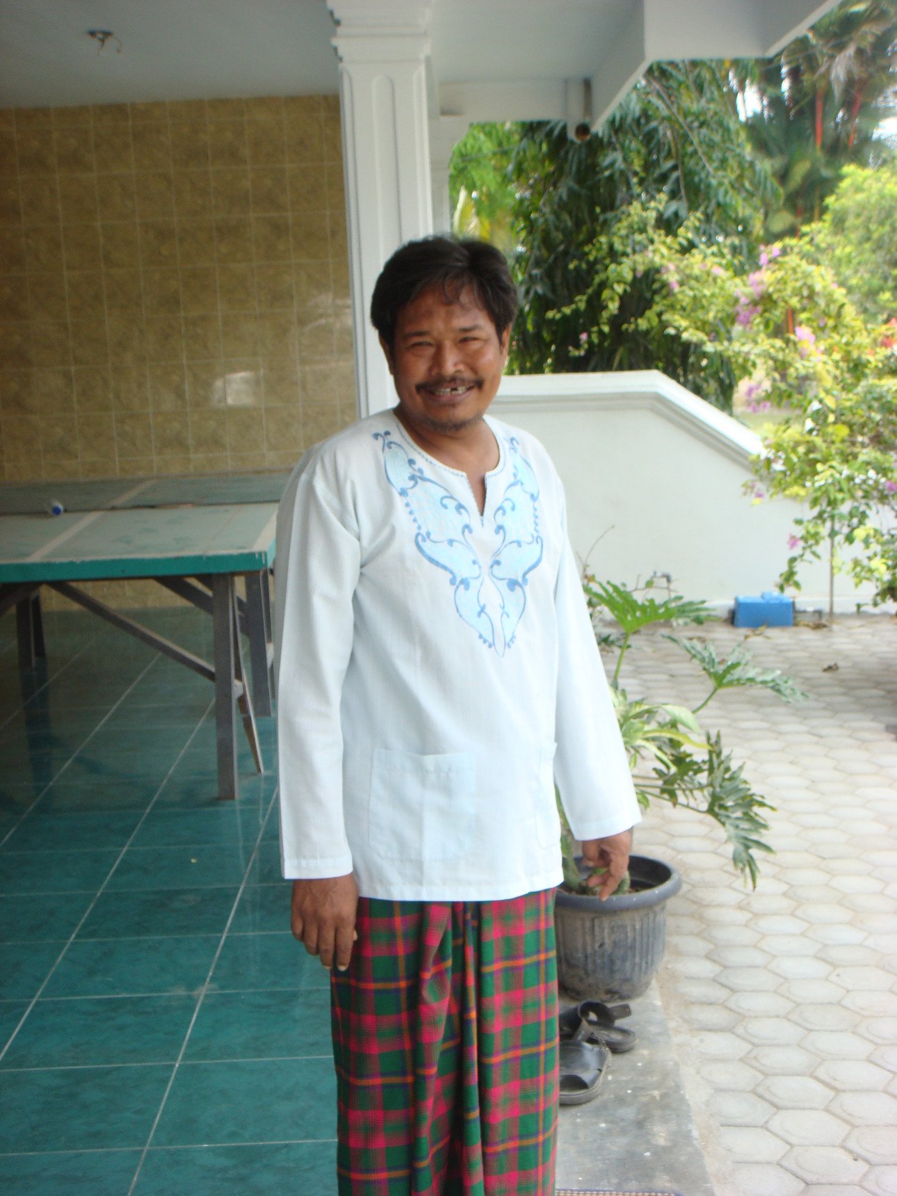 Die Einbindung von Kleinbauern macht eine nachhaltigere Produktion von Palm&ouml;l m&ouml;glich. Ein Kleinbauer l&auml;chelt freundlich in die Kamera.