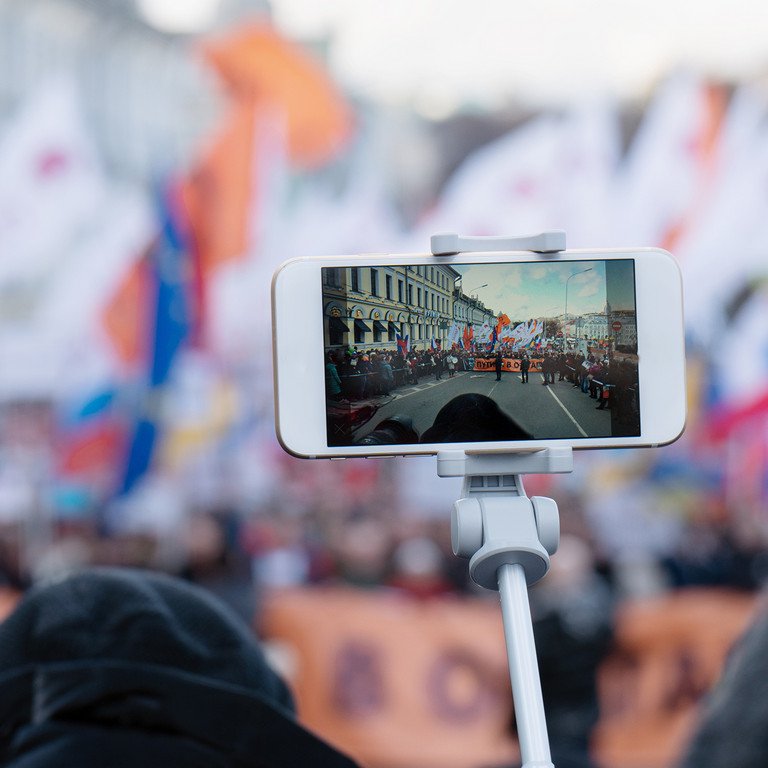 Blogger in Moskau, der mit seinem Handy 2019 einen Marsch zur Erinnerung an die Ermordung des russischen Reform-Politikers Boris Nemzow dokumentierte. Foto: Adobe Stock&nbsp;