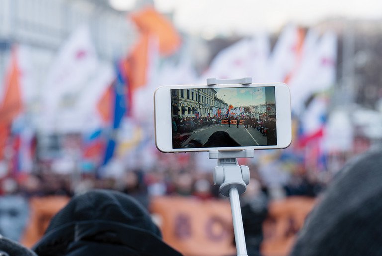 Blogger in Moskau, der mit seinem Handy 2019 einen Marsch zur Erinnerung an die Ermordung des russischen Reform-Politikers Boris Nemzow dokumentierte. Foto: Adobe Stock&nbsp;