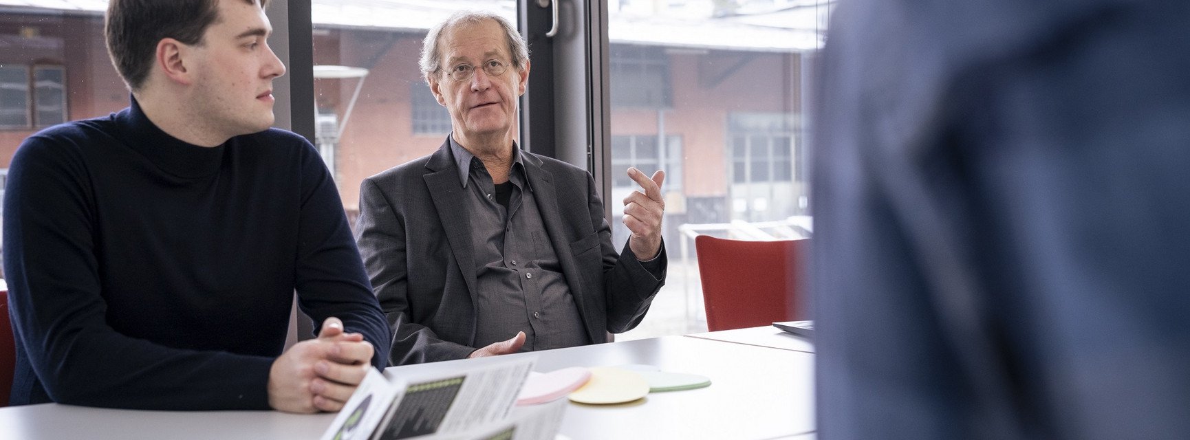 Stepan Gagin und Prof. Dr. Hermann de Meer im Gespr&auml;ch. 