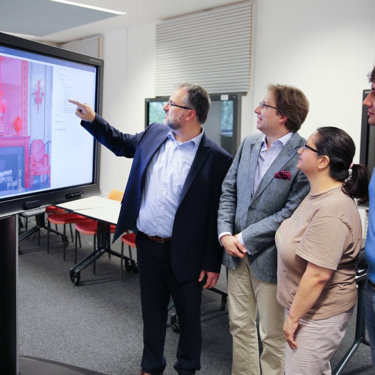 Das Forschungsteam im Projekt Neoclassica (v.l.): Prof. Dr. Siegfried Handschuh (Informatiker), Simon Donig (Historiker), Maria Christoforaki (Informatikerin), Bernhard Bermeitinger (Informatiker)