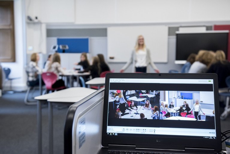 Studierende arbeiten in DiLab Klassenraum