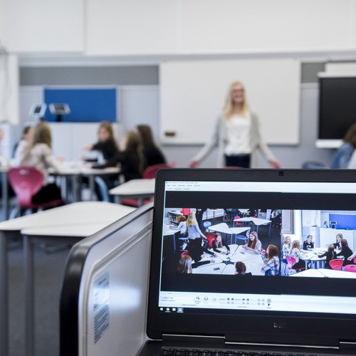 Studierende arbeiten in DiLab Klassenraum