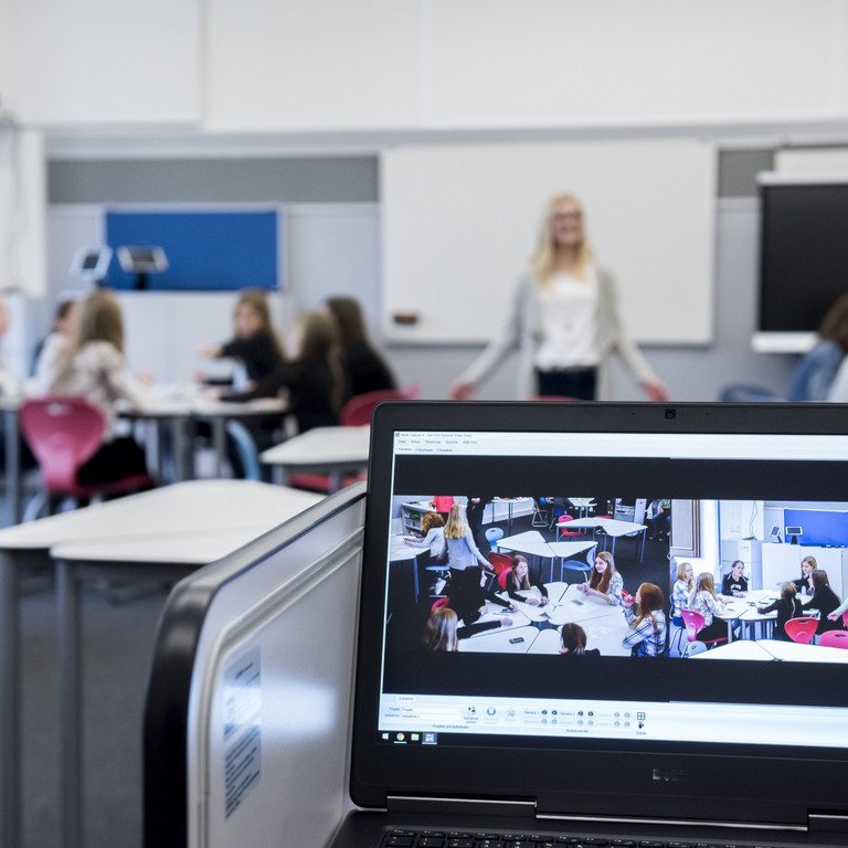 Studierende arbeiten in DiLab Klassenraum