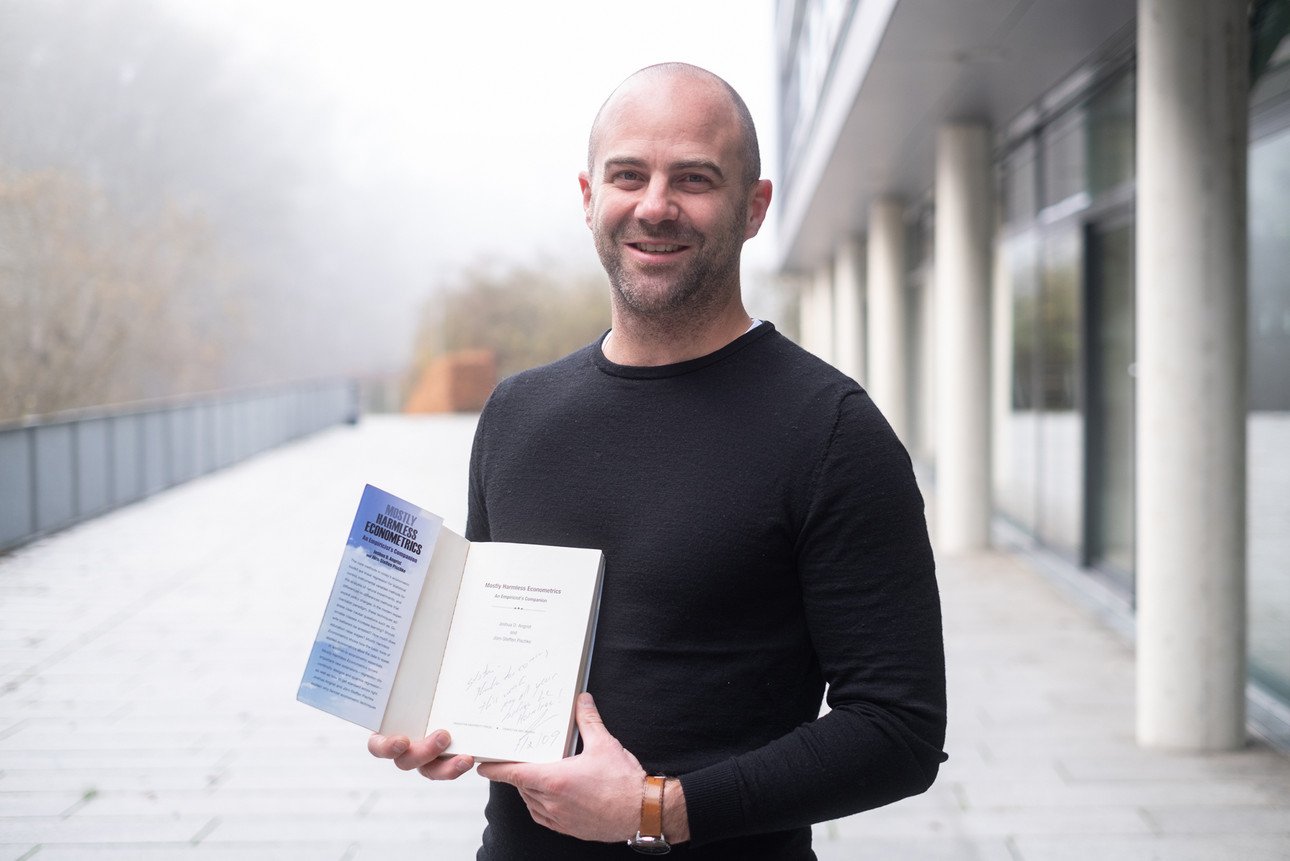 Die "Bibel" des empirisch arbeitenden &Ouml;konoms Prof. Dr. Stefan Bauernschuster, mit einer Widmung vom Nobelpreistr&auml;ger: "May all your metrics be harmless" - "m&ouml;gen all Deine Berechnungen unbedenklich sein", hat Josh Angrist auf die erste Seite notiert. Foto: Valentin Brandes