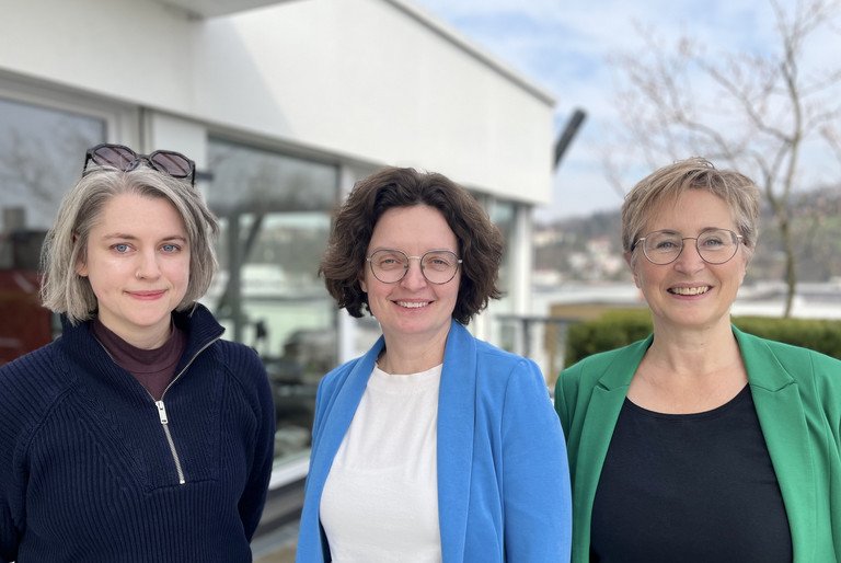 von links nach rechts: Dr. Kathrin Plank, stellvertretende Beauftragte f&uuml;r die Gleichstellung von Frauen in Wissenschaft und Kunst der Universit&auml;t Passau, Dr. Claudia Krell, Leiterin der Stabsstelle Diversity und Gleichstellung, V&eacute;ronique Coiffet, stellvertretende Beauftragte f&uuml;r die Gleichstellung von Frauen in Wissenschaft und Kunst der Universit&auml;t Passau; Foto: Universit&auml;t Passau