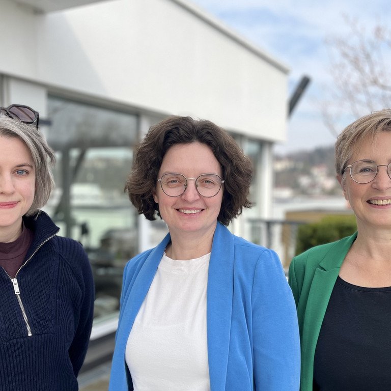 von links nach rechts: Dr. Kathrin Plank, stellvertretende Beauftragte f&uuml;r die Gleichstellung von Frauen in Wissenschaft und Kunst der Universit&auml;t Passau, Dr. Claudia Krell, Leiterin der Stabsstelle Diversity und Gleichstellung, V&eacute;ronique Coiffet, stellvertretende Beauftragte f&uuml;r die Gleichstellung von Frauen in Wissenschaft und Kunst der Universit&auml;t Passau; Foto: Universit&auml;t Passau