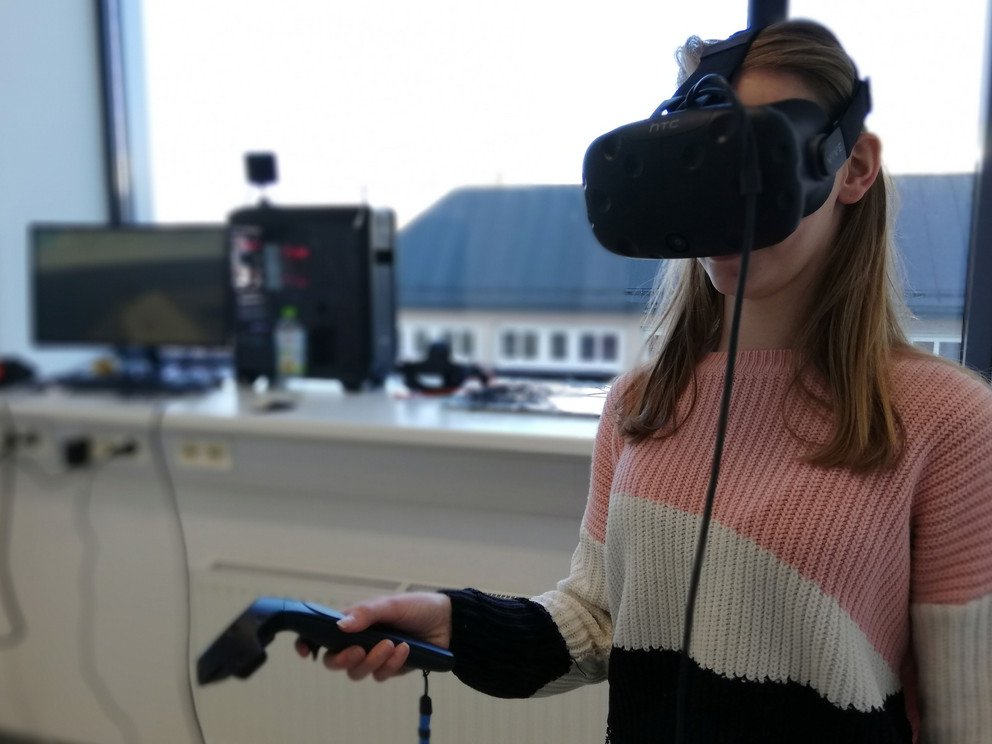 In der virtuellen Welt h&auml;lt die Sch&uuml;lerin anstelle des Joysticks die Karte einer Schatzinsel.