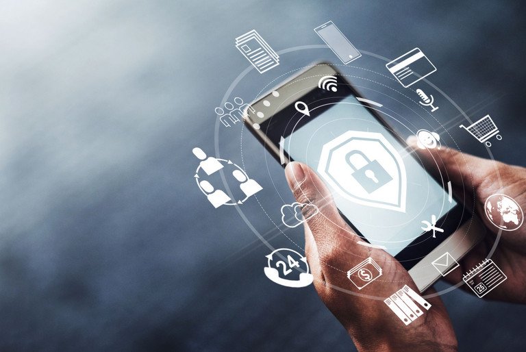 Symbolbild f&uuml;r Cybersecurity in der Zukunft. Ein Handy ist umgeben von App-Symbolen und einem Schloss in der Mitte.