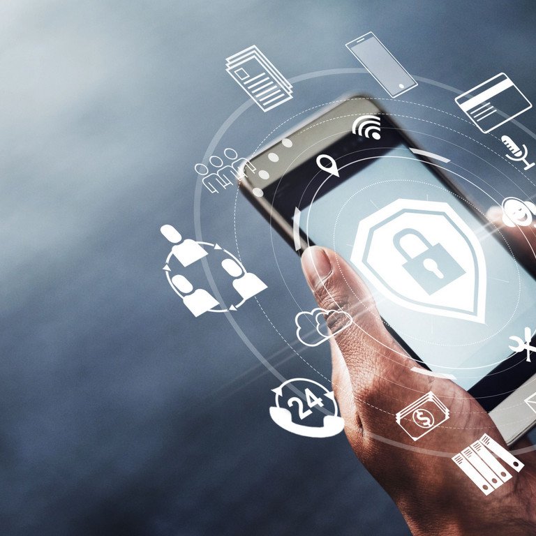 Symbolbild f&uuml;r Cybersecurity in der Zukunft. Ein Handy ist umgeben von App-Symbolen und einem Schloss in der Mitte.