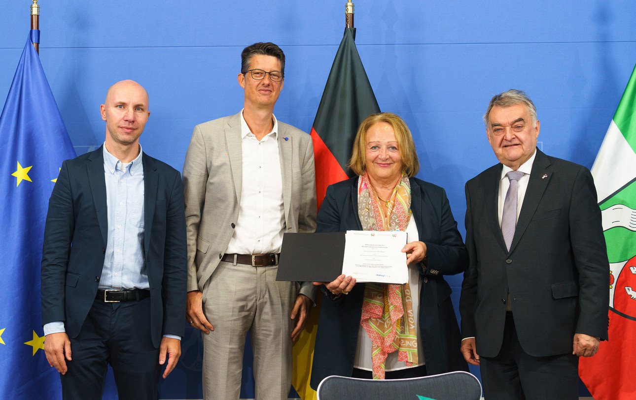 Prof. Dr. Heiko Beyer (HHU, von links), Prof. Dr. Lars Rensmann (Universit&auml;t Passau), Sabine Leutheusser-Schnarrenberger und NRW-Innenminister Herbert Reul bei der Vorstellung der Studie. Foto: Land NRW / Martin G&ouml;tz