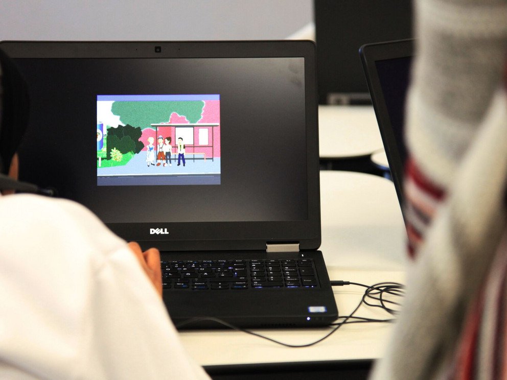Sch&uuml;lerinnen testen vor Semesterende die entwickelten Spiele
