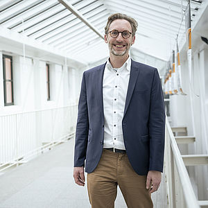 Prof. Andreas Eberth, Lehrstuhl für Bildung für Nachhaltige Entwicklung, auf dem Flur zum Philosophicum der Uni Passau.