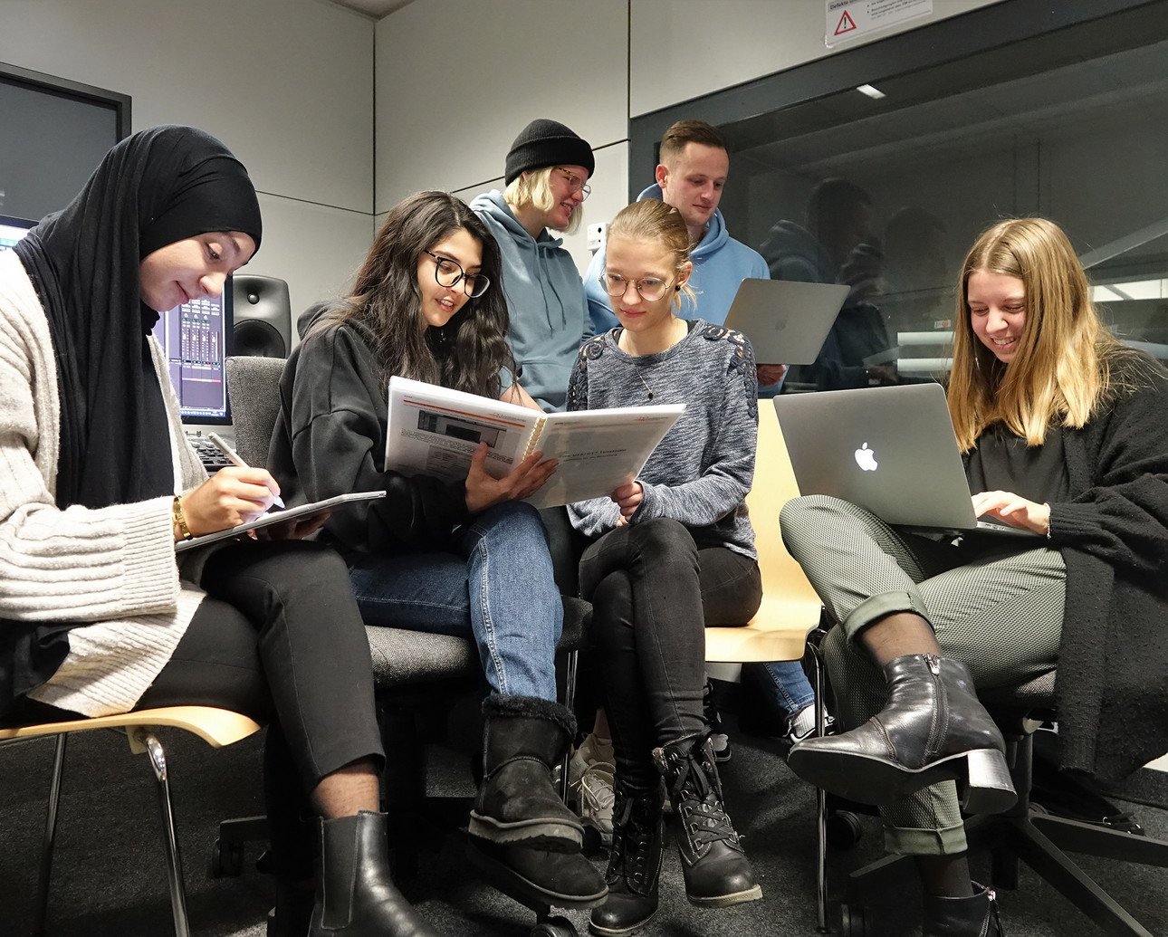 Redaktionsteam des Podcast "Kodifiziert - Der Prof-Talk" im Wintersemester 2022/2023.