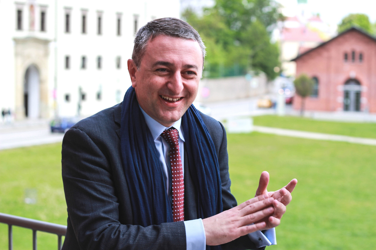 Foto von dem Gastforscher Dr. Vinicius Mariano de Carvalho vor der Innwiese der Universit&auml;t Passau