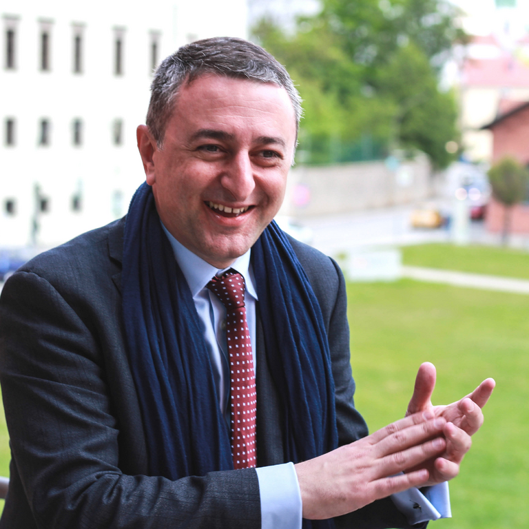 Foto von dem Gastforscher Dr. Vinicius Mariano de Carvalho vor der Innwiese der Universit&auml;t Passau