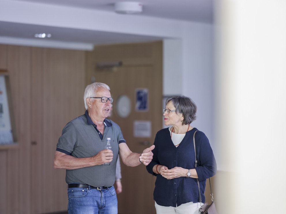 Jana Poljakov&aacute; talking to Professor Franz Brandenburg.