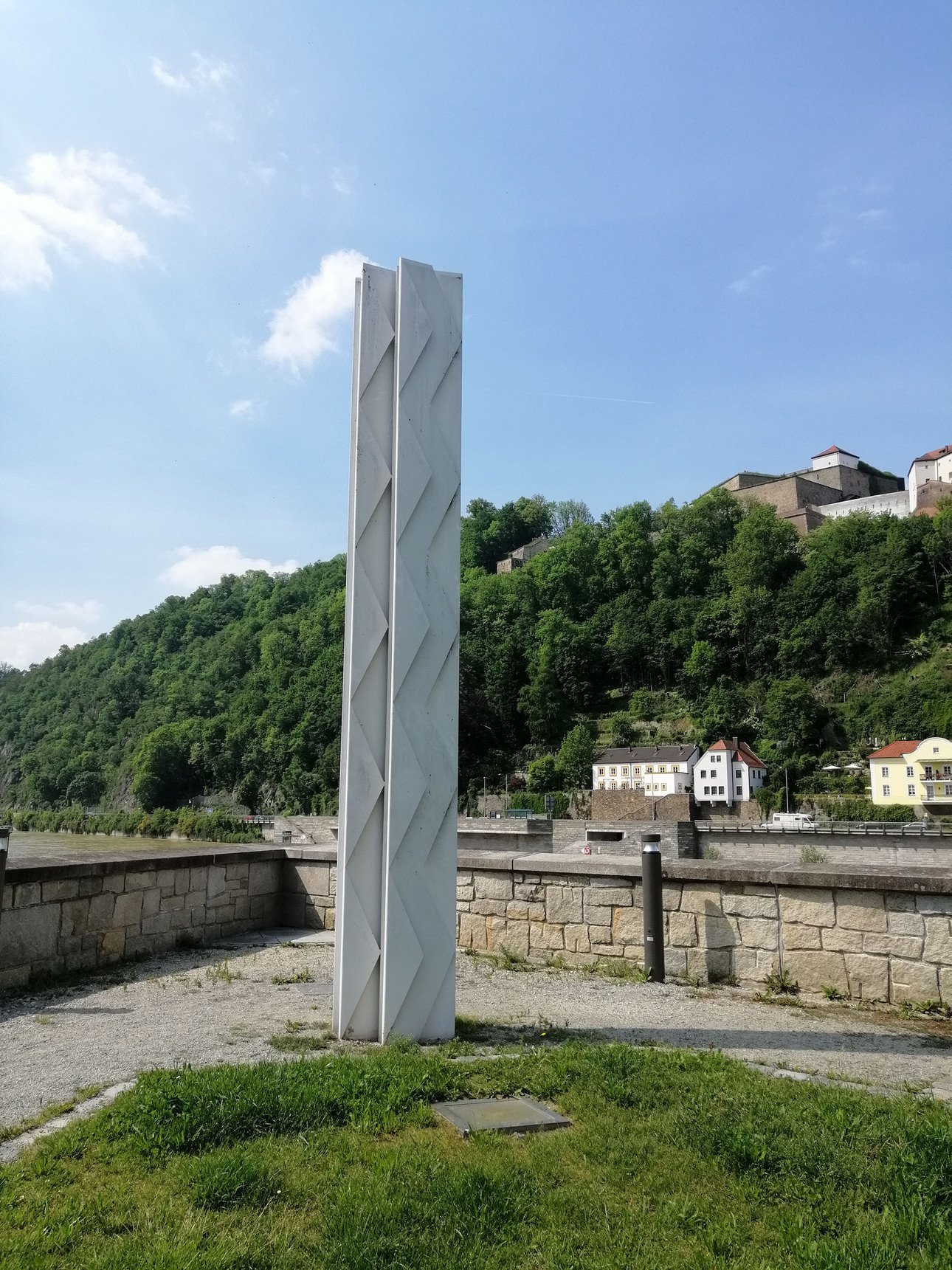 &bdquo;Lichtstele&ldquo;, Ben Muthofer, Aluminium, 1991 aufgestellt am R&ouml;merplatz, Ecke Donaukai, in Passau. Foto G&uuml;nthner