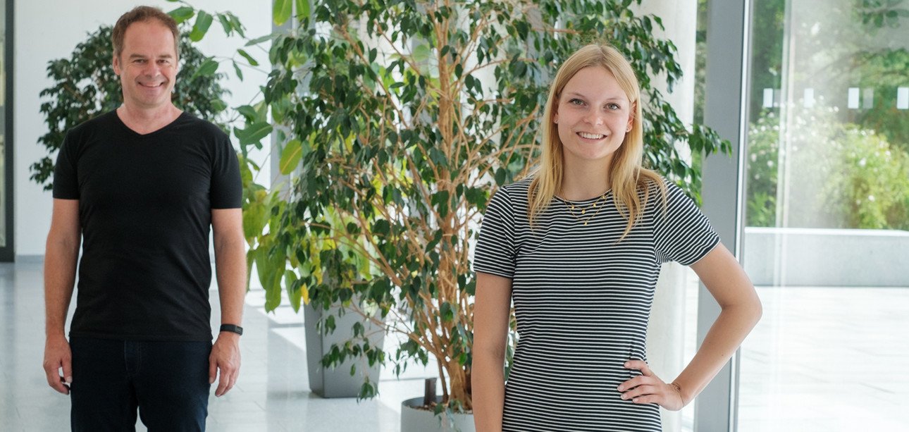 Prof. Dr. Ralf Hohlfeld und Studentin Isabel K&auml;sbauer. Foto: Valentin Brandes, Universit&auml;t Passau