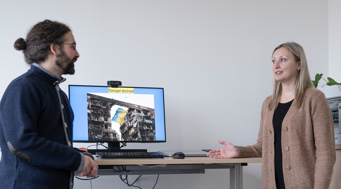 In Vortr&auml;gen gibt Dr. Olena Melnykova-Kurhanova Einblicke in die Zerst&ouml;rung ihrer Heimatstadt Mariupol. Hier zeigt sie Prof. Dr. T&ouml;pfl eine ihrer Pr&auml;sentationen. Foto: Universit&auml;t Passau/Studio Weichselbaumer