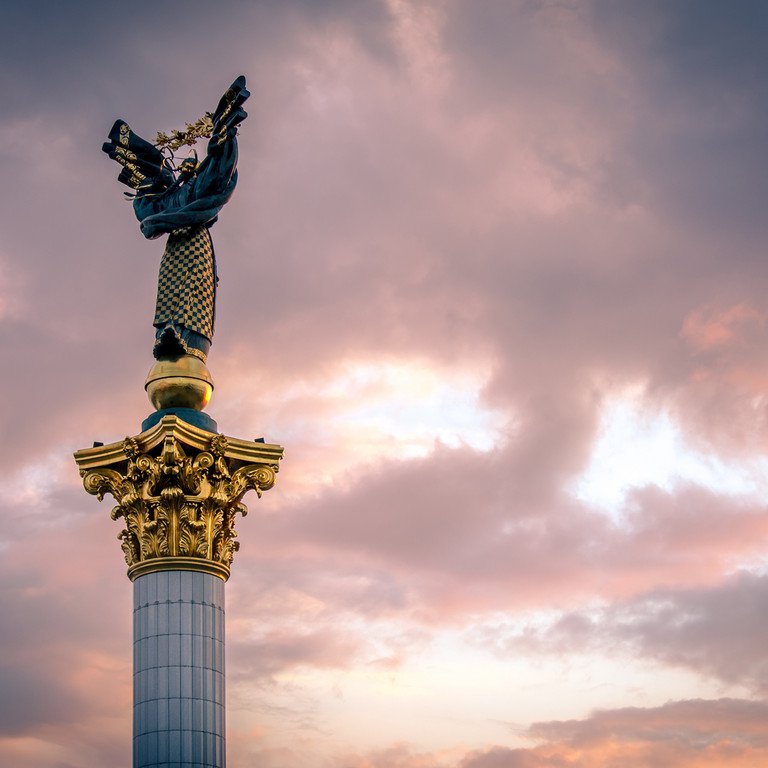 Unabh&auml;ngigkeitsdenkmal der Ukraine auf dem Majdan Nesaleschnosti in Kiew. Foto: Adobe Stock