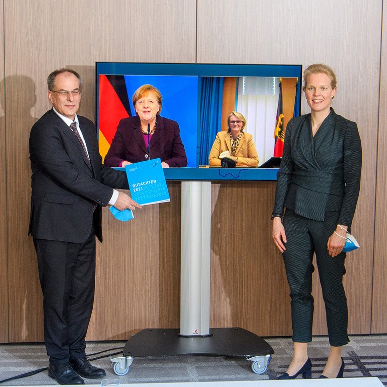 Die Expertenkommission Forschung und Innovation (EFI) bei der virtuellen &Uuml;bergabe des Jahresgutachtens an Bundeskanzlerin Angela Merkel und Bundesforschungsministerin Anja Karliczek. Foto: David Ausserhofer
