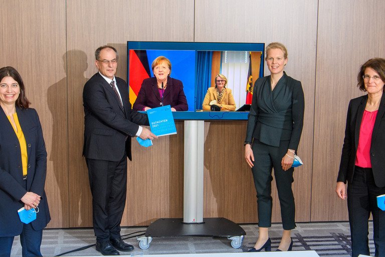 Die Expertenkommission Forschung und Innovation (EFI) bei der virtuellen &Uuml;bergabe des Jahresgutachtens an Bundeskanzlerin Angela Merkel und Bundesforschungsministerin Anja Karliczek. Foto: David Ausserhofer