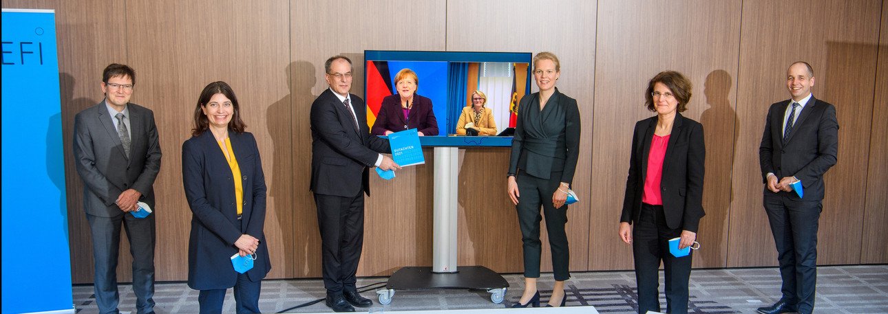 Die Expertenkommission Forschung und Innovation (EFI) bei der virtuellen &Uuml;bergabe des Jahresgutachtens an Bundeskanzlerin Angela Merkel und Bundesforschungsministerin Anja Karliczek. Foto: David Ausserhofer