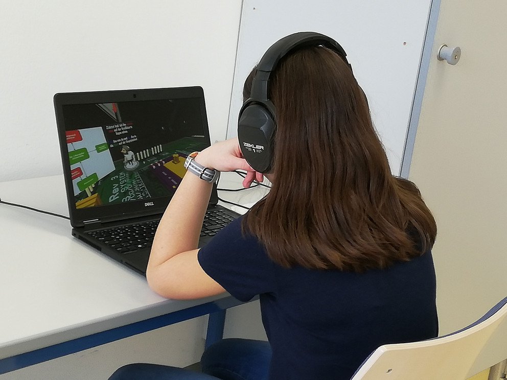 Reise ins Innere eines Rechners: Diese Sch&uuml;lerin lernt mit Hilfe einer virtuellen Welt den Aufbau eines Computers.