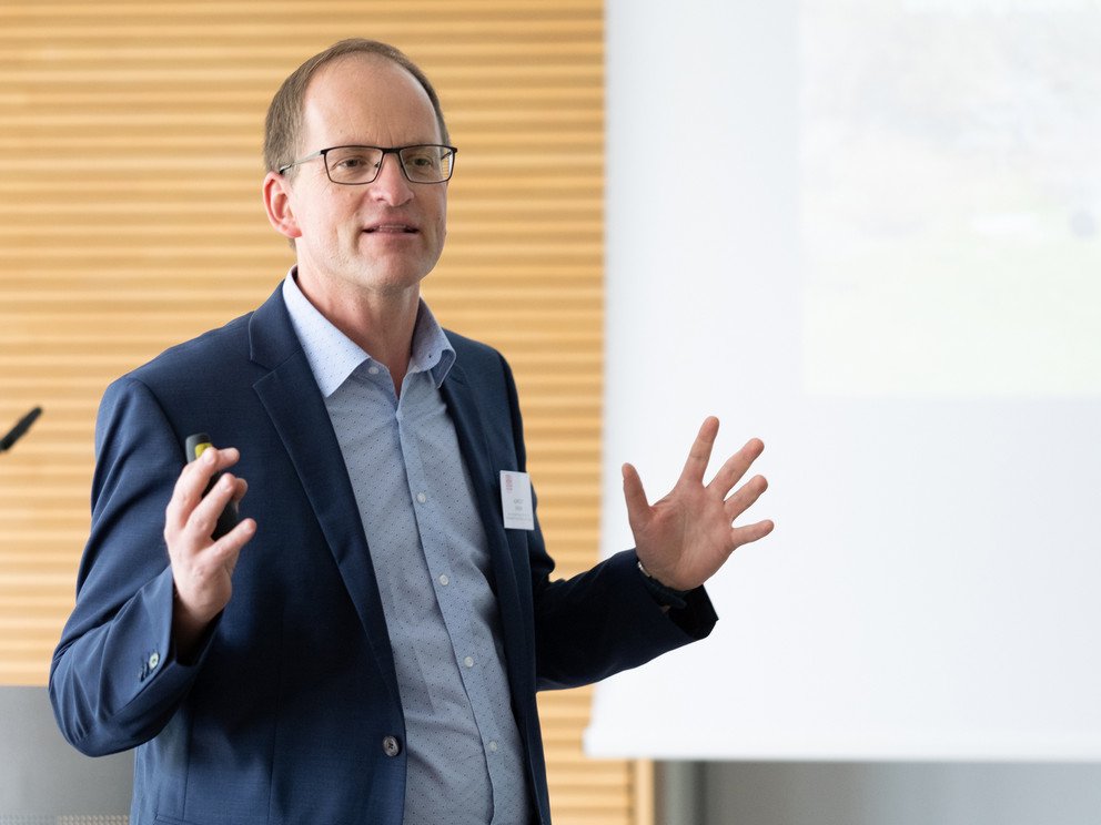 Albrecht Enders, Professor f&uuml;r Strategie und Innovation und Vizepr&auml;sident f&uuml;r Innovation an der IMD Business School in Lausanne, Schweiz, erkl&auml;rt, wie er bei seinen Studierenden Verst&auml;ndnis f&uuml;r wissenschaftliches Arbeiten weckt.