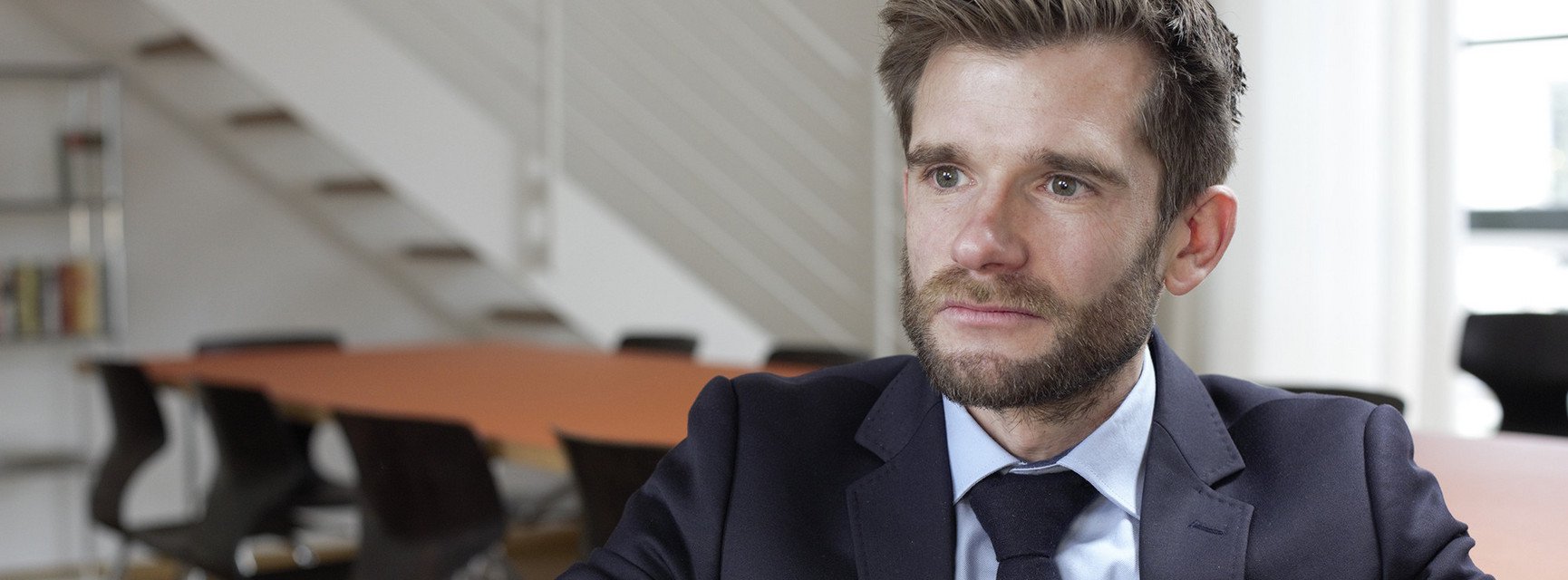 Prof. Dr. Tristan Barczak, Inhaber des Lehrstuhls f&uuml;r &Ouml;ffentliches Recht, Sicherheitsrecht und das Recht der neuen Technologien an der Universit&auml;t Passau. 