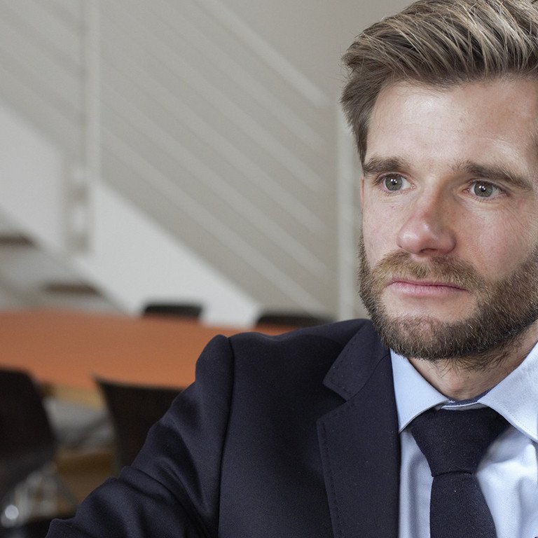 Prof. Dr. Tristan Barczak, Inhaber des Lehrstuhls f&uuml;r &Ouml;ffentliches Recht, Sicherheitsrecht und das Recht der neuen Technologien an der Universit&auml;t Passau. 