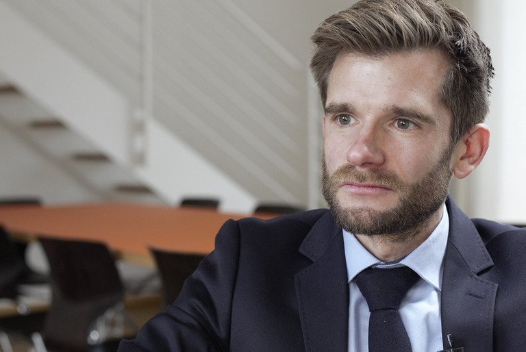Prof. Dr. Tristan Barczak, Inhaber des Lehrstuhls f&uuml;r &Ouml;ffentliches Recht, Sicherheitsrecht und das Recht der neuen Technologien an der Universit&auml;t Passau. 