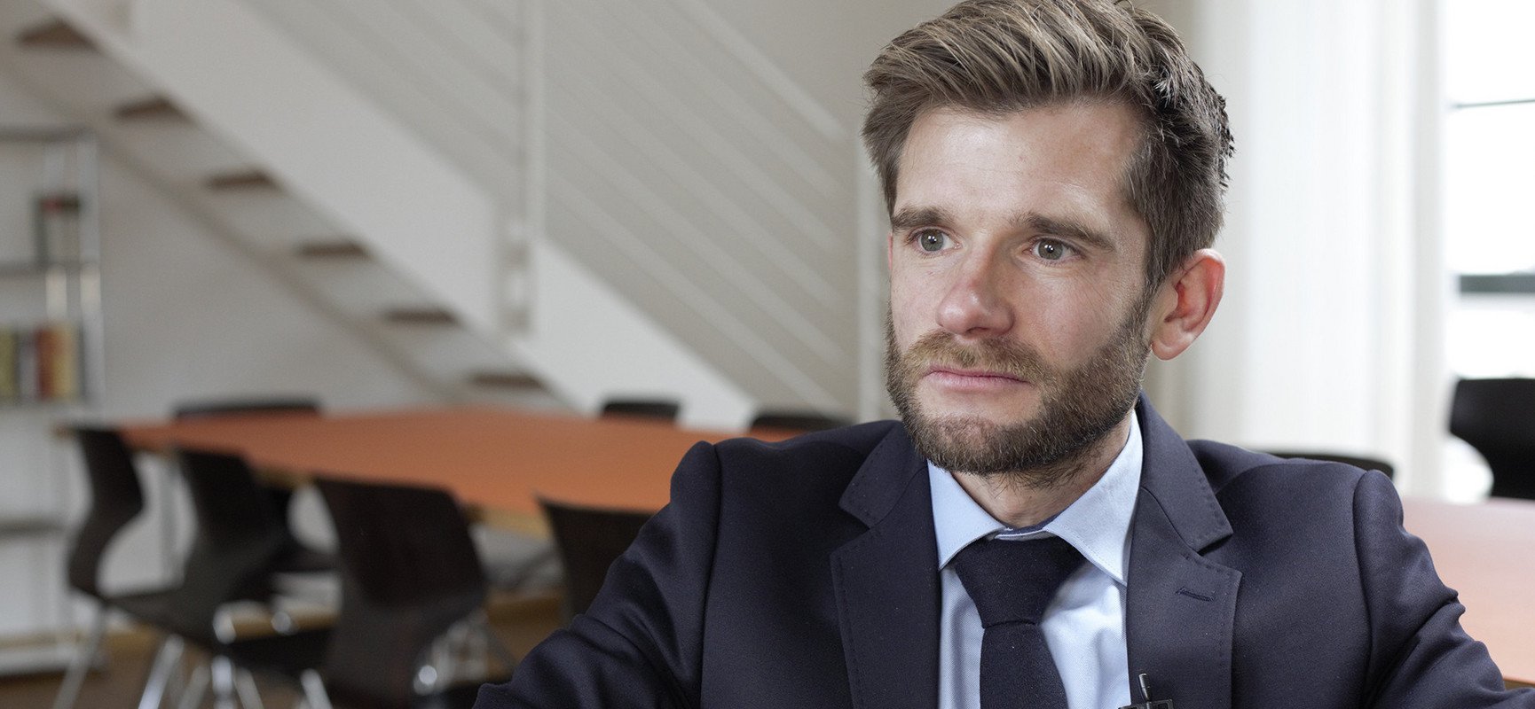 Prof. Dr. Tristan Barczak, Inhaber des Lehrstuhls f&uuml;r &Ouml;ffentliches Recht, Sicherheitsrecht und das Recht der neuen Technologien an der Universit&auml;t Passau. 