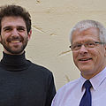 Prof. Dr. Horst-Alfred Heinrich (von rechts) und Projektmitarbeiter Lorenz Klumpp. Foto: Christl Metzenrath, Forschungsverbund ForDemocracy