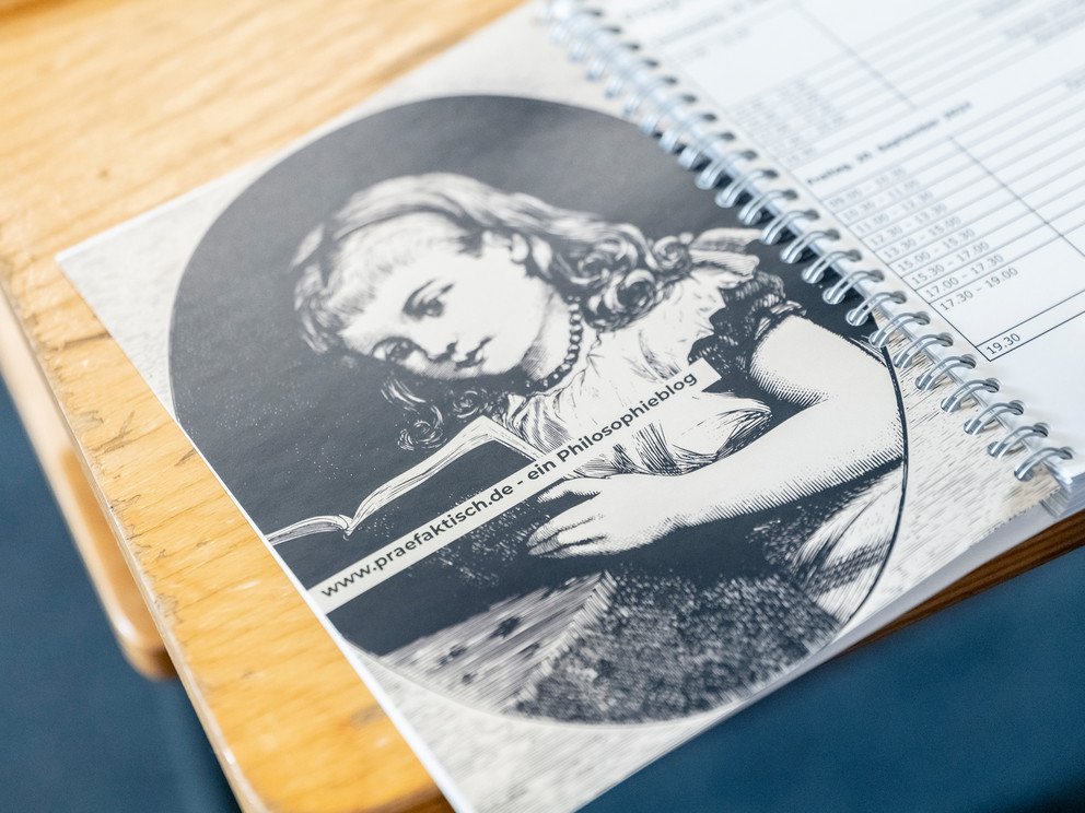 Ein Teilnehmer liest im Programmheft.