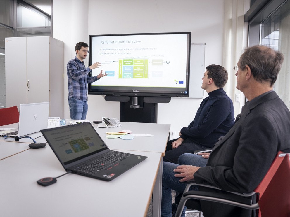 Armin Stocker h&auml;lt eine Pr&auml;sentation.